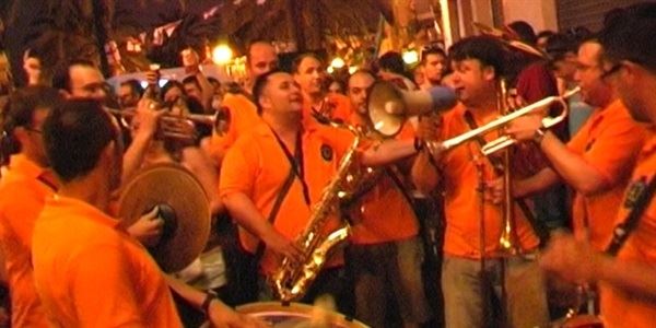 A Peu de Festa - Cantant sota la pluja.